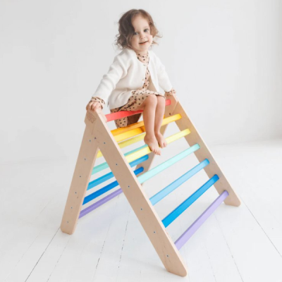 Triángulo Pikler de madera - colores arcoiris - juguete infantil para trepar Busykids