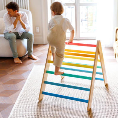 Triángulo Pikler de madera - colores arcoiris - juguete infantil para trepar Busykids