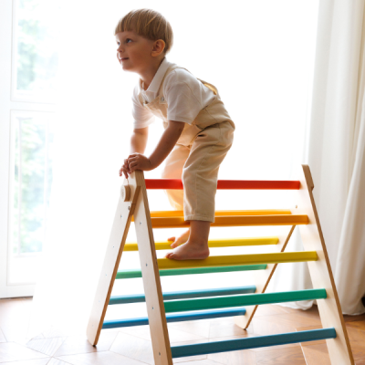 Triángulo Pikler de madera - colores arcoiris - juguete infantil para trepar Busykids