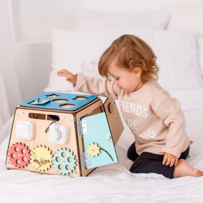 Cubo trapezoidal de actividades Los Tesoros - de madera infantil Busykids