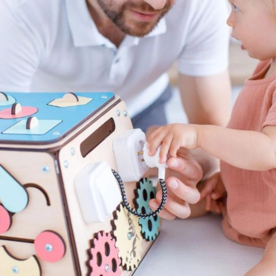 Cubo trapezoidal de actividades Los Tesoros - de madera infantil Busykids